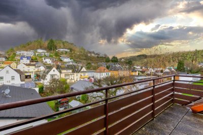Freistehendes EFH, gr. GrSt., fußläufig zu vielen Einkaufsmöglichkeiten, gigantischer Blick ...
