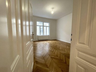 KOMPLETT HOFSEITIG: renovierte 2-Zimmer im Altbau inkl. Küche (Balkonanbau möglich!)