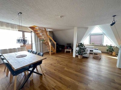 Ein besonderes Wohnerlebnis! Schicke Maisonette mit markanten Panoramafenstern in ruhiger Wohnlage