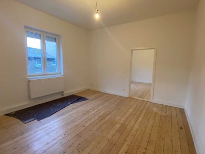 Komplett sanierte Altbauwohnung im 2. OG mit Dielenböden und Tageslichtbad!