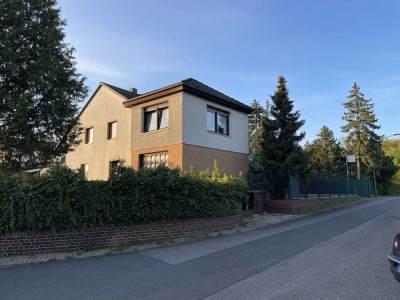 freistehendes Zweifamilienhaus mit Anbau