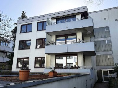 Schwachhausen: Schöne, gut aufgeteilte 3-4 Zi. - DG- Wohnung mit Lift, gr. Balkon u. TG-Stellplatz