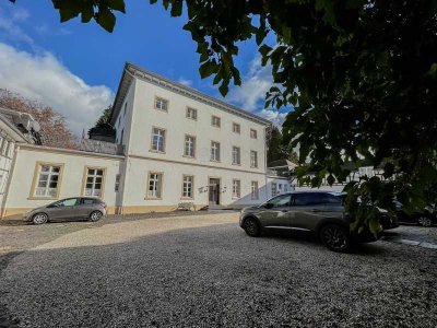 Denkmalgeschützte Kapitalanlage im Haus Schönberg! Hochwertige Altbauwohnung mit Balkon!