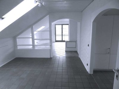 Exklusive, modernisierte 4-Zimmer-DG-Wohnung mit gehobener Innenausstattung mit EBK in Karlsfeld