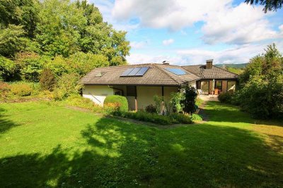 Exklusives Anwesen am Waldrand – Bungalow mit großzügigem Grundstück