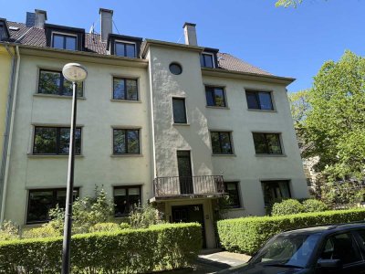 Charmante Altbauwohnung mit Balkon, Garage und großem Gestaltungspotenzial im Essener Südviertel