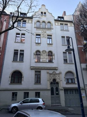 Gemütliche 3,5 Zimmer Maisonette - Dachgeschosswohnung mit großem Sonnenbalkon und 2 Parkplätzen