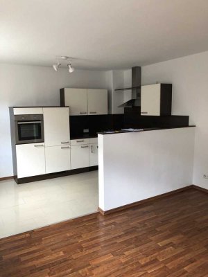 frisch renovierte Luxus Wohnung mit EBK & Balkon. Garagenanmietung ist möglich