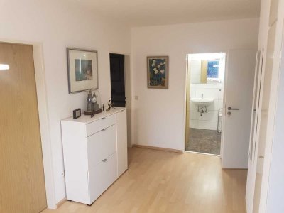 Möblierte 2,5-Zimmer-Wohnung mit großem Balkon in Niederdorfelden (1. OG) in ruhiger Lage
