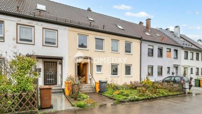 RMH mit 2 abgeschlossenen Wohneinheiten sowie 3 Zimmern im DG und 2 Garagen in begehrter Lage!