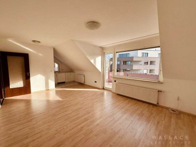 Sofort bezugsfrei: Gemütliche Dachgeschosswohnung mit Balkon in zentraler Lage