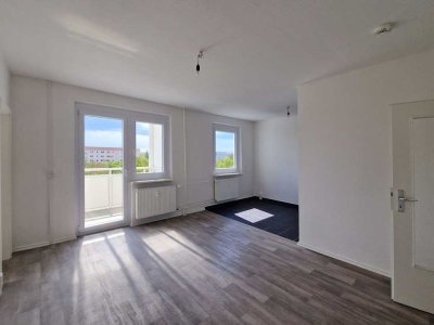 "Helle Wohlfühloase: 2-Zimmer-Wohnung mit Balkon und modernem Bad mit Dusche"