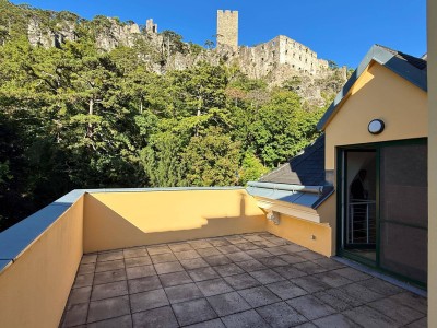 Dachterrasse mit Blick auf die Burgruine Rauhenstein | Stellplätze verfügbar I freier Mietzins I