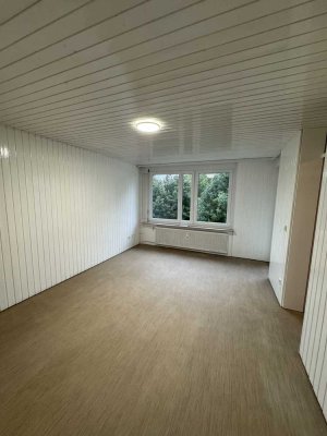 Zentral gelegene, dennoch ruhige 2,5-Zimmer-Wohnung mit Balkon und Einbauküche.