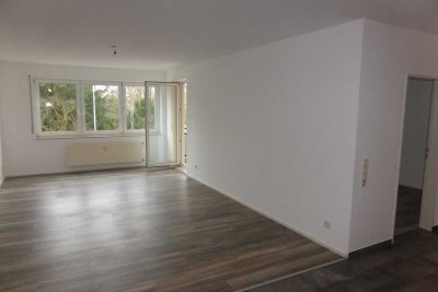 Frisch sanierte, helle Zwei­zim­mer­woh­nung mit tollem Balkon direkt am Marienburgpark