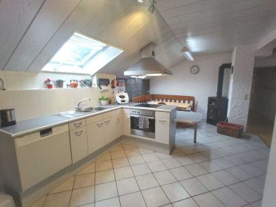 Preiswerte 6-Zimmer-Dachgeschosswohnung mit Balkon und EBK in Heroldstatt