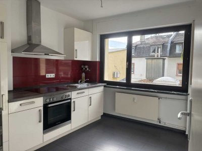 Film ansehen! Teilsanierte helle 2,5 Zimmer Wohnung
