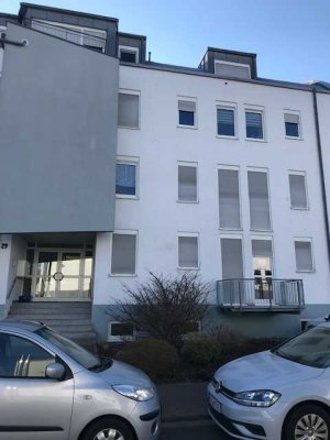 Freundliche 2-Zimmer-Wohnung 55 m²mit Küche und Bad sowie mit Balkon, Tiefgaragenplatz   in Homburg