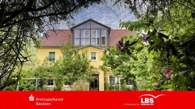 Großes Wohnhaus in dörflicher Atmosphäre