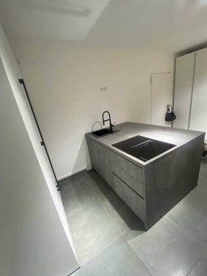 Stufenloses 1-Raum-EG-Studio mit luxuriöser Innenausstattung mit Einbauküche und Kochinsel