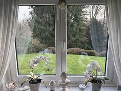 Mitten im Grünen: Teilmöblierte Souterrainwohnung mit separatem Eingang