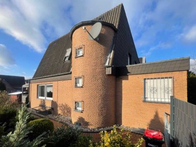 Ein Haus mit Charakter - Markantes Türmchen und hochwertige Terrassenüberdachung