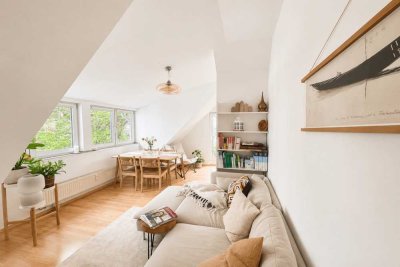 Kapitalanlage mit Charme – Individuelle 2-Zi-Dachgeschosswohnung (2003) in Köln-Sülz