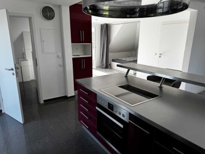 Exklusive, neuwertige 1,5-Zimmer-DG-Wohnung für Wochenendheimfahrer Expats mit Balkon und EBK