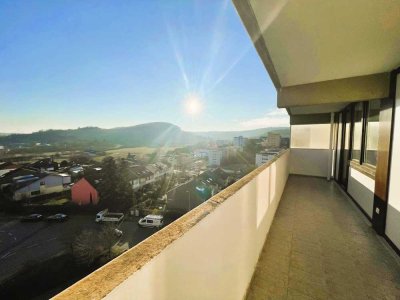 Wohnen mit Aussicht: Moderne Wohnung mit Einbauküche & Außenstellplatz