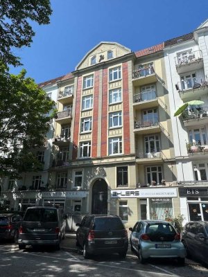 Helle 4-Zimmer-Altbauwohnung mit Balkon & Wohnküche in Winterhude