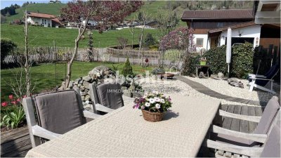 Attraktives, modernes Haus mit 2 Einheiten in sonniger Lage, großem Garten, Carport, PV-Anlage uvm