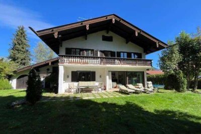 Durchdachtes Mehrfamilienhaus mit drei separaten Wohneinheiten und Bergblick in bester Lage