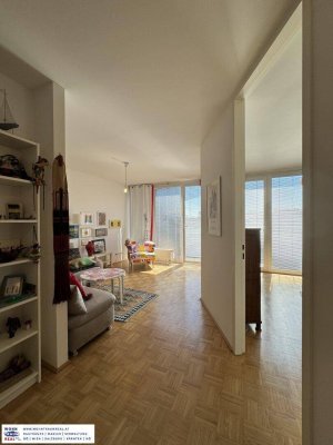 Linz/Urfahr: Dachgeschosswohnung mit 2-Zimmern, Balkon und Tiefgaragenstellplatz