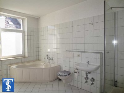 vermietete 3-Zimmer-Etagen-ETW mit Wanne, Dusche und Balkon im 1. OG in Plauen