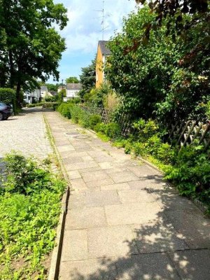 - Grünlage/ Reihenendhaus mit Terrasse, Keller und Garage -