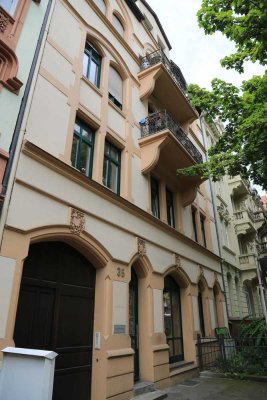 Stilvolle 3- Zimmer Altbauwohnung mit Dachterrasse & Einbauküche (WG geeignet)