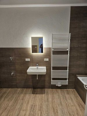 Schöne, große 2  Zimmer-Wohnung Erstbezug nach Sanierung