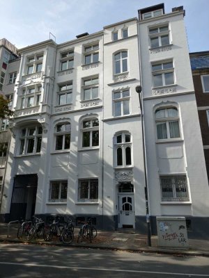 Von privat: Großzügige 2-Zimmer-Altbauwohnung mit TG im Jakobsviertel