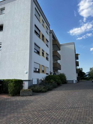 Erstbezug nach Sanierung mit Einbauküche und Balkon: schöne 3-Zimmer-Wohnung in Friedrichsdorf