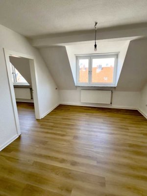 ** RATH WESTFALENSTRASSE ** HELLE 2 ZIMMER-ALTBAU-WOHNUNG IM DACHGESCHOSS **
