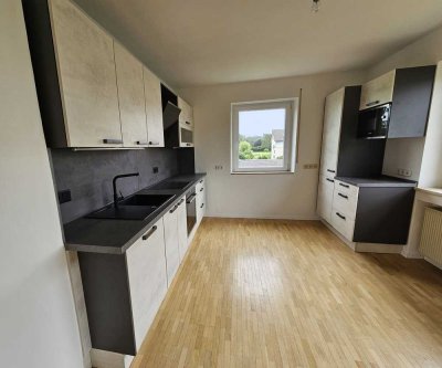 Moderne, lichtdurchflutete 2,5 Zimmerwohnung mit Balkon in ruhiger Lage