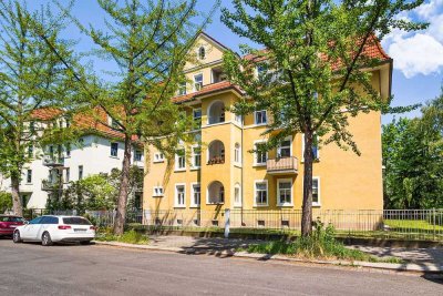 Tolle Altbauwohnung mit hochwertiger EBK, Balkon, schickem Bad und Designbelag.