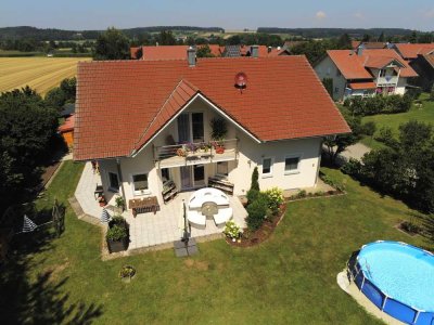 Lichtdurchflutetes Einfamilienhaus mit großem Garten in der Gem. Reisbach