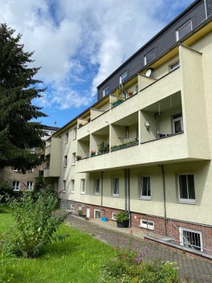 *Ruhige Lage im DG / Bad mit Dusche + Fenster / Laminat*
