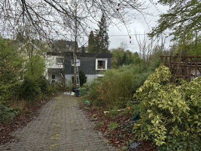 Stark Sanierungsbedürftige Doppelhaushälfte mit Einliegerwohnung und großem Grundstück