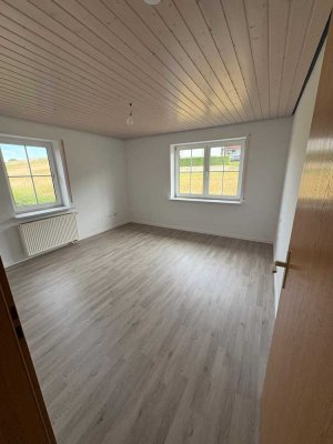Freundliche und vollst. renovierte 4-Raum-Wohnung mit geh. Innenausstattung mit Balkon in Bibergau