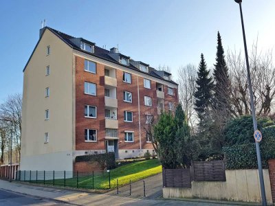 Teilsanierte Dachgeschosswohnung mit moderner Einbauküche - WG geeignet!