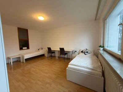 Schönes vollmöbliertes WG-Zimmer mit Balkon