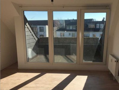 Vollständig renovierte 3-Zimmer-DG-Wohnung mit Balkon und  in Krefeld