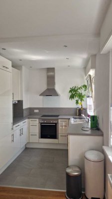 Von Privat: Attraktive 2-Zimmer-Wohnung mit Balkon und Einbauküche in Wiesbaden-Schierstein